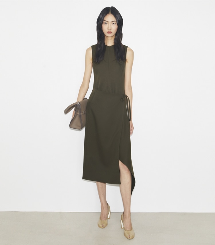 Tory Burch designer robes Robe portefeuille en sergé in Olive Pesto sur mannequin, devant