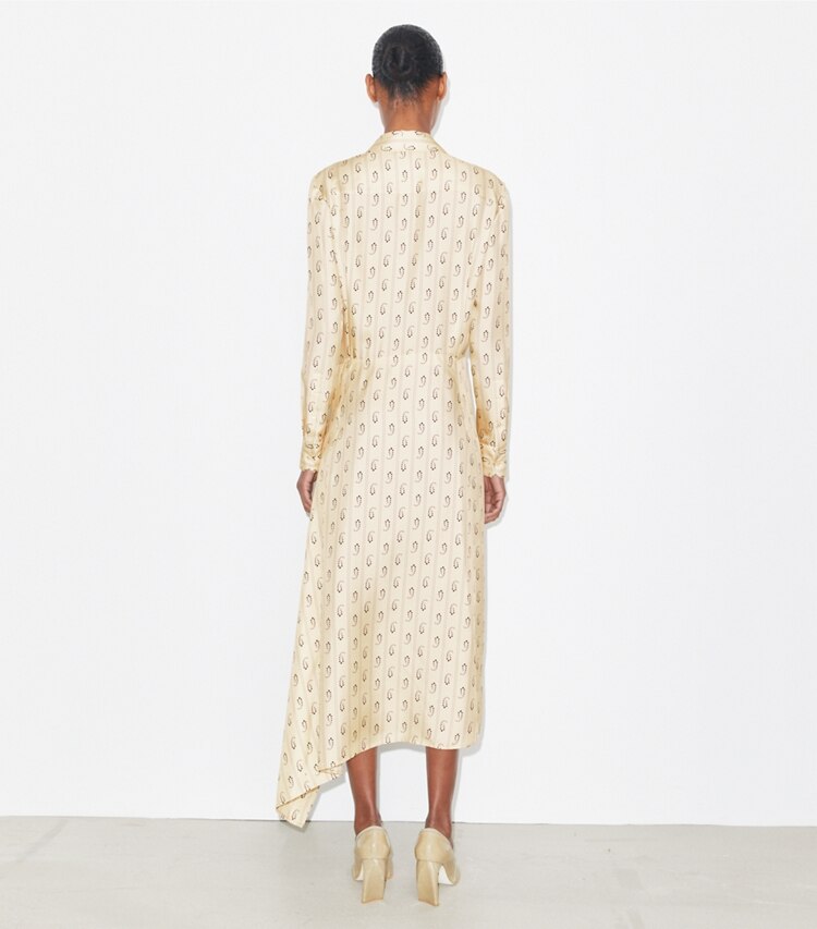 Tory Burch designer robes Robe portefeuille en soie dans Light Sand Paisley sur modèle, de dos