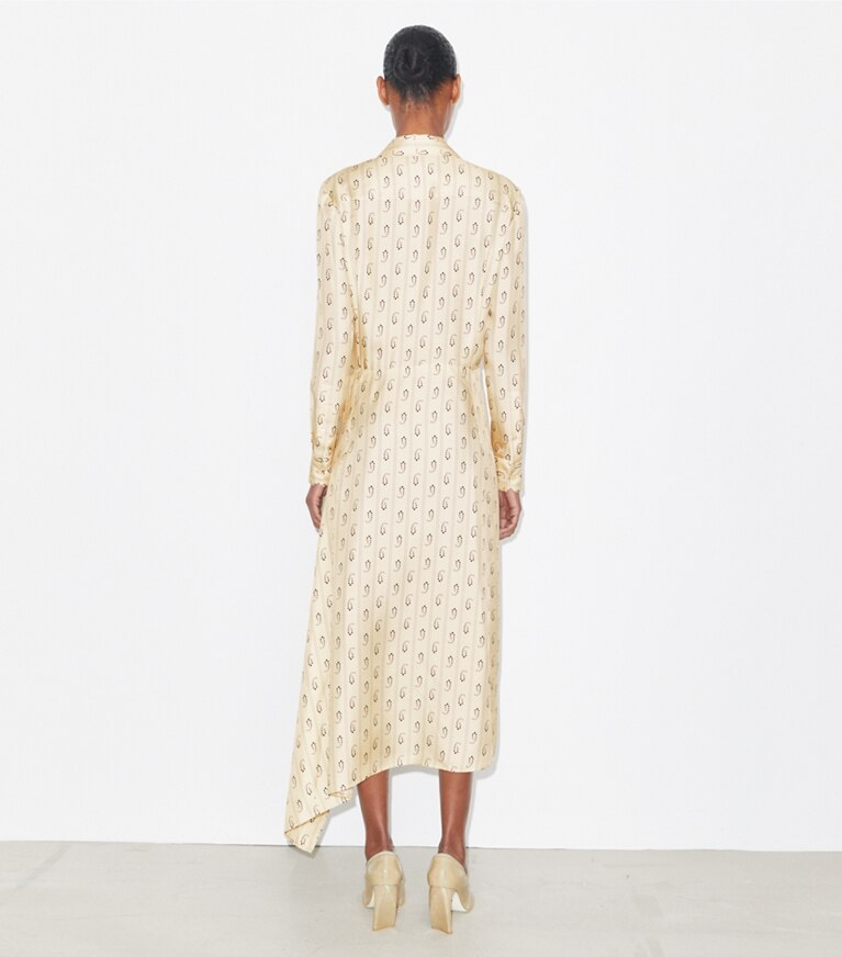 Tory Burch designer robes Robe portefeuille en soie dans Light Sand Paisley sur modèle, de dos