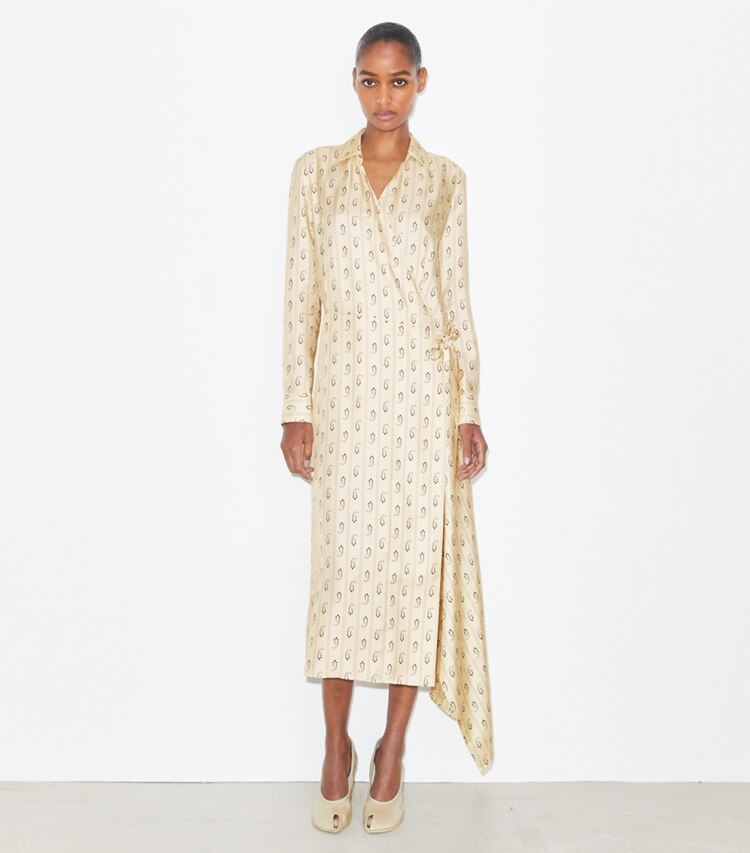 Tory Burch designer robes Robe portefeuille en soie dans Light Sand Paisley sur modèle, de face