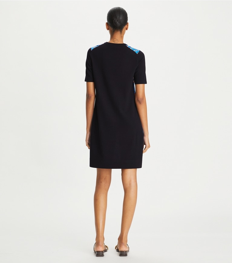 Tory Burch designer robes Robe pull à empiècement en soie in Cobalt Blue Pisces Dream on model back