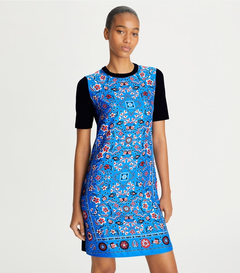 Tory Burch designer robes Robe pull à empiècement en soie in Cobalt Blue Pisces Dream on model detail