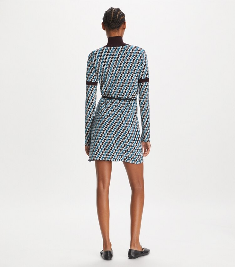Tory Sport designer robes Robe-pull en jacquard in Aqua Blue Linked Geo 3 Color on model back