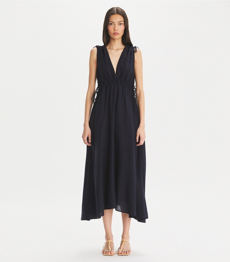 Tory Burch designer paréos Robe smockée sans manches in Medium Navy sur mannequin, devant