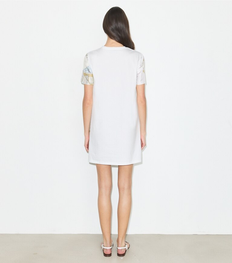 Tory Burch designer robes Robe t-shirt à devant en soie imprimée dans Neutral Pool sur modèle, de dos
