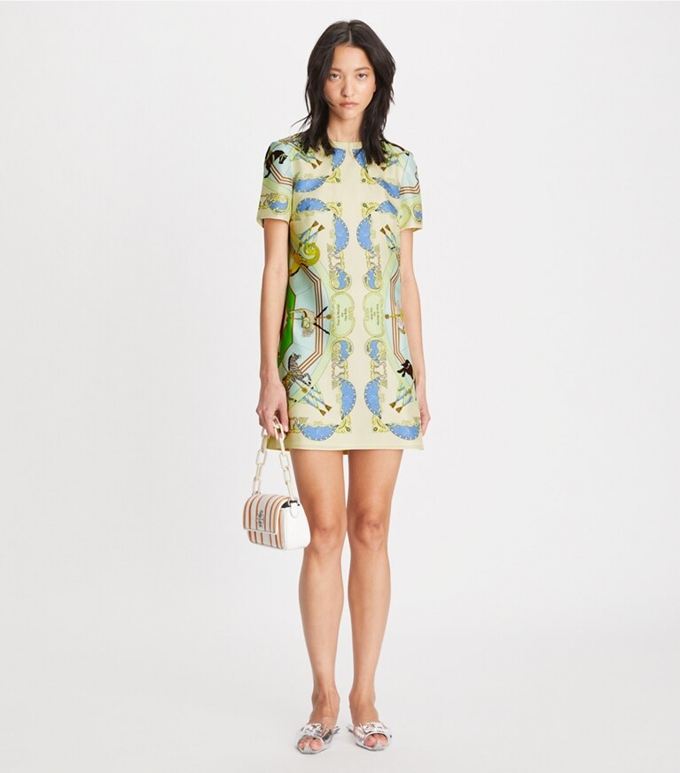 Tory Burch designer robes Robe t-shirt à devant en soie dans Blue Multi sur modèle, de face