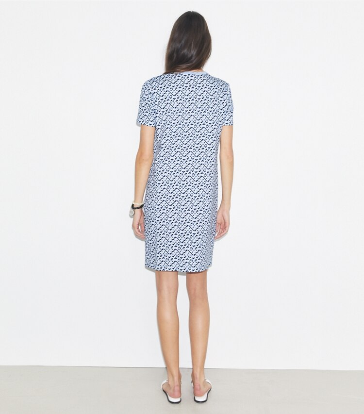 Tory Burch designer robes Robe t-shirt en coton imprimé dans Lt. Blue Prismatic T Monogram Small sur modèle, de dos