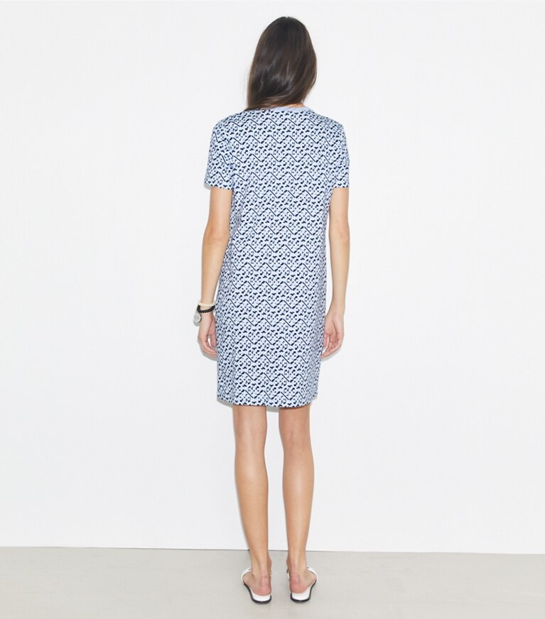 Tory Burch designer robes Robe t-shirt en coton imprimé dans Lt. Blue Prismatic T Monogram Small sur modèle, de dos