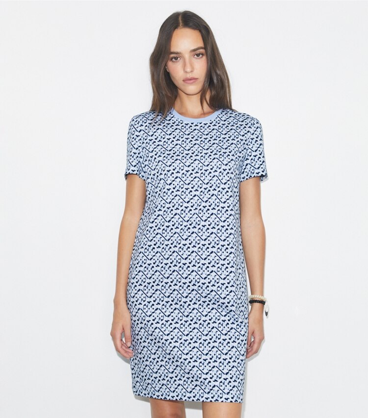 Tory Burch designer robes Robe t-shirt en coton imprimé dans Lt. Blue Prismatic T Monogram Small détail sur modèle