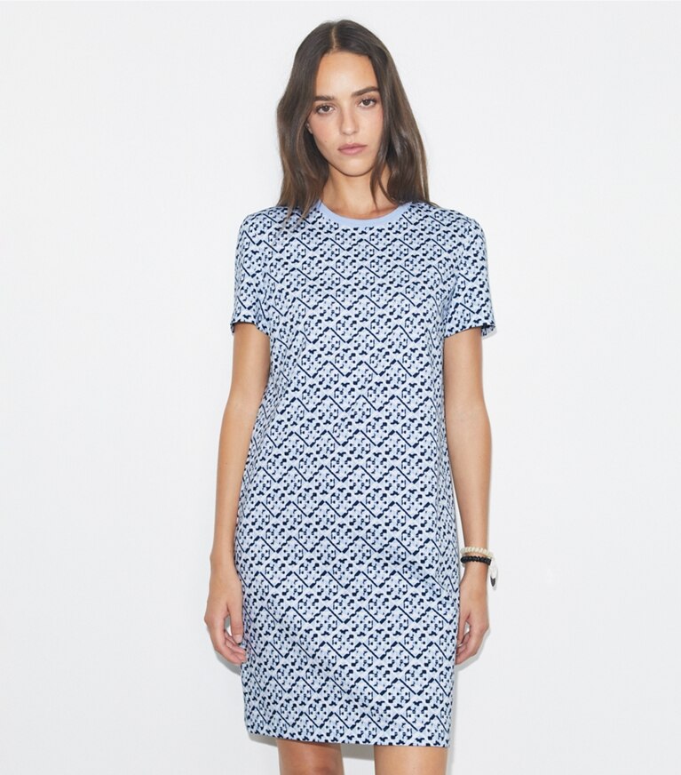 Tory Burch designer robes Robe t-shirt en coton imprimé dans Lt. Blue Prismatic T Monogram Small détail sur modèle