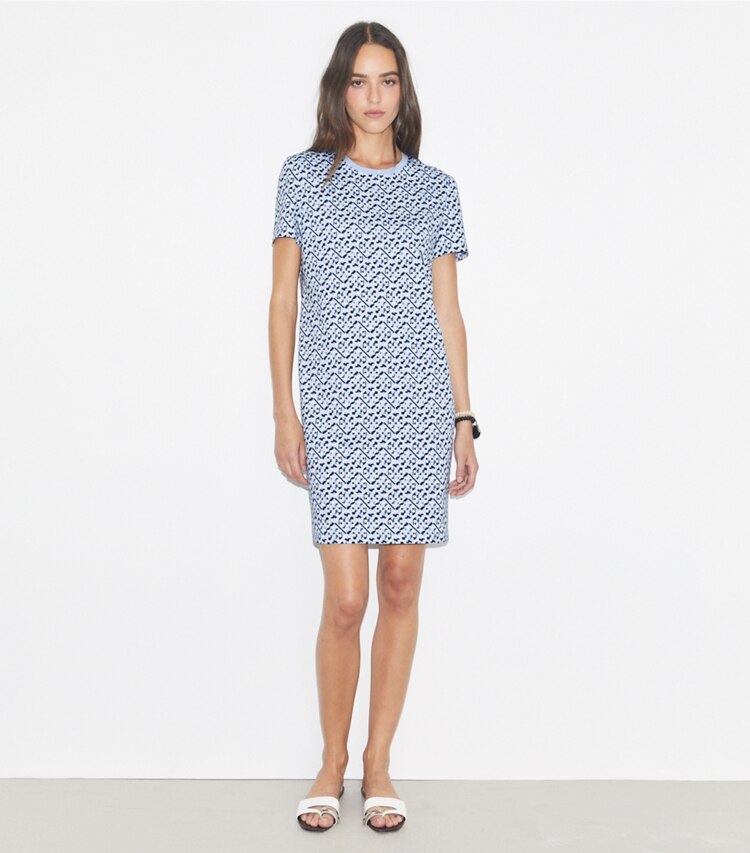 Tory Burch designer robes Robe t-shirt en coton imprimé dans Lt. Blue Prismatic T Monogram Small sur modèle, de face