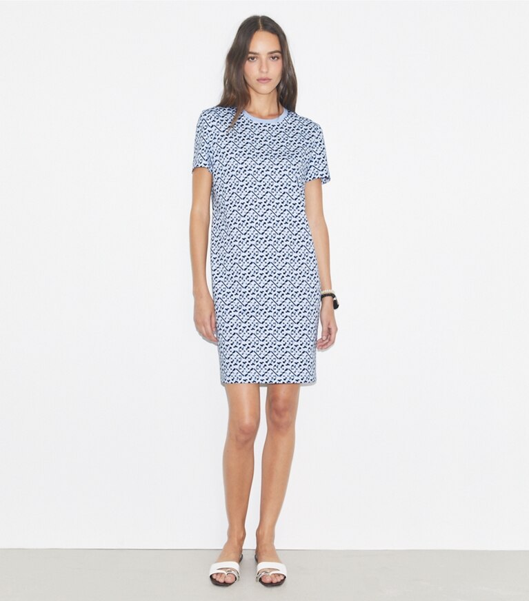 Tory Burch designer robes Robe t-shirt en coton imprimé dans Lt. Blue Prismatic T Monogram Small sur modèle, de face