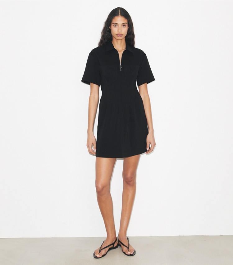 Tory Burch designer robes Robe zippée à l'avant dans Black sur modèle, de face