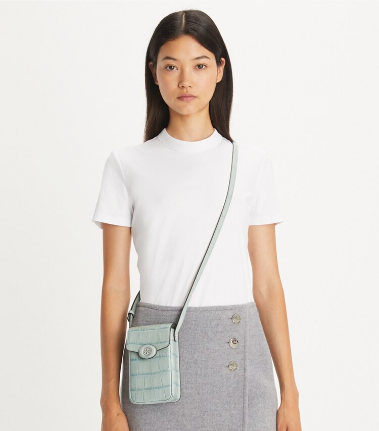 Tory Burch designer kleine taschen Robinson Crossbody Bag fürs Smartphone mit Krokoprägung in Blue Celadon accessory on model