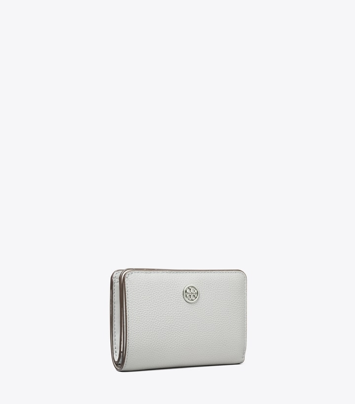 Tory Burch designer 財布 ロビンソン ペブルド バイフォールド ウォレット in Light Granite angle