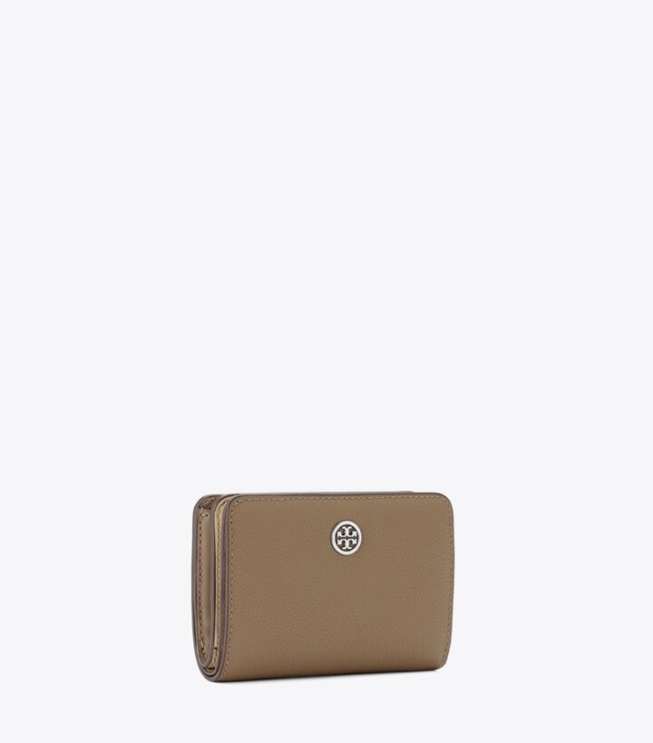 Tory Burch designer 財布 ロビンソン ペブルド バイフォールド ウォレット in Wild Mushroom angle