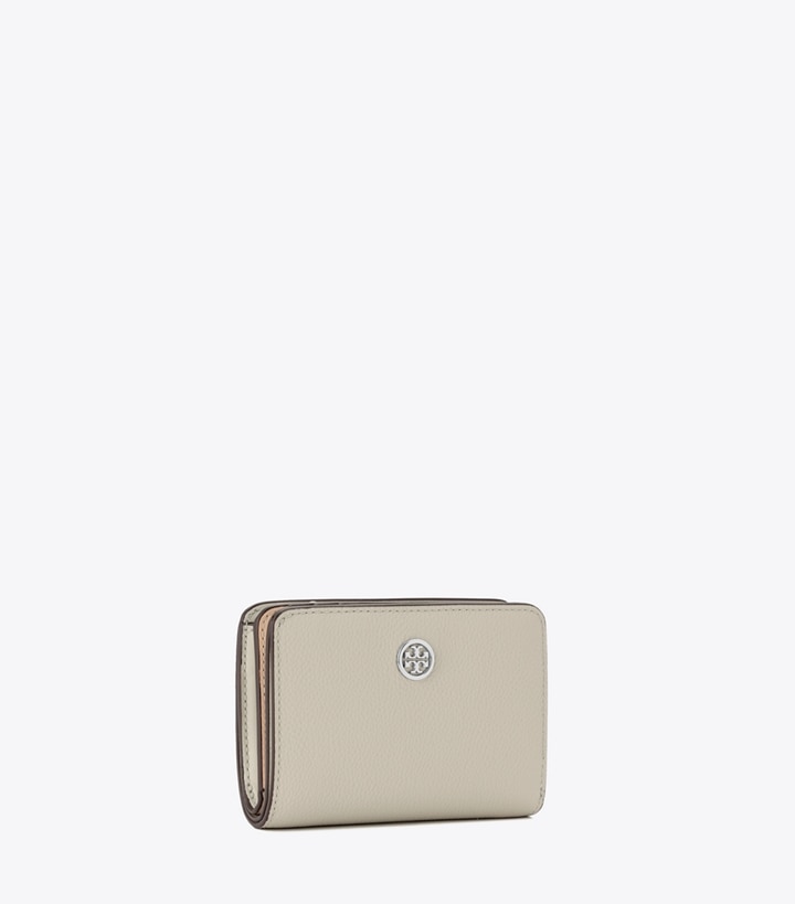 Tory Burch designer 財布 ロビンソン ペブルド バイフォールド ウォレット in Sage Stone angle
