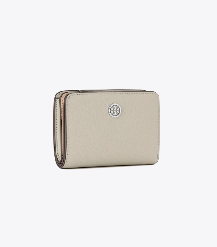 Tory Burch designer 財布 ロビンソン ペブルド バイフォールド ウォレット in Sage Stone angle