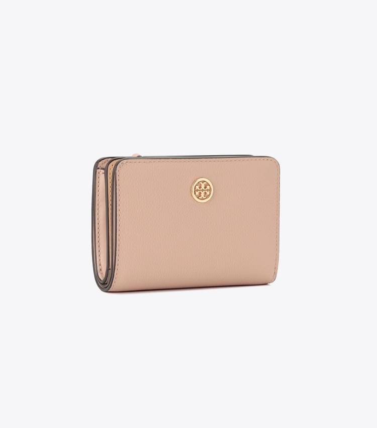 Tory Burch designer 財布 ロビンソン ペブルド バイフォールド ウォレット in Goan Sand angle