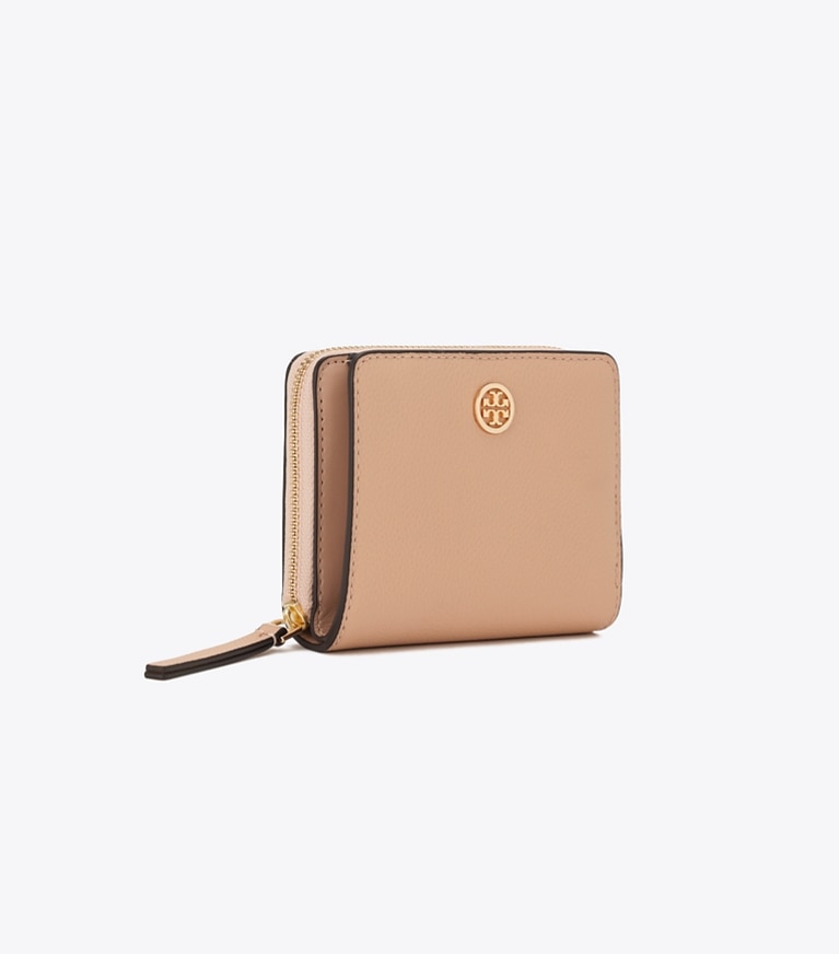 Tory Burch designer 財布 ロビンソン ペブルド バイフォールド ウォレット in Goan Sand angle