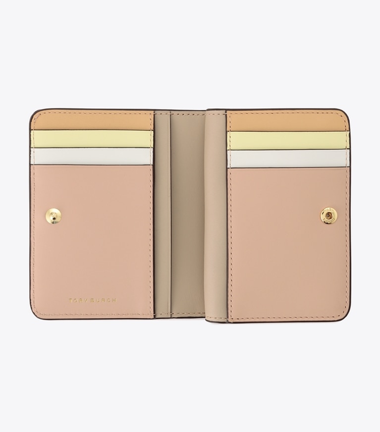 Tory Burch designer 財布 ロビンソン ペブルド バイフォールド ウォレット in Goan Sand angle