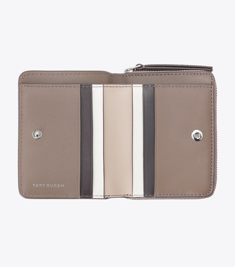 Tory Burch designer 財布 ロビンソン ペブルド バイフォールド ウォレット in Wild Mushroom オーバーヘッド