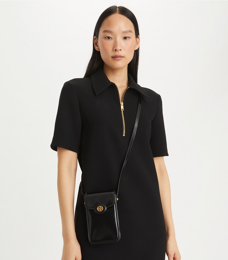 Tory Burch designer kleine taschen Robinson Smartphone-Crossbody aus Spazzolatoleder in Black accessory on model