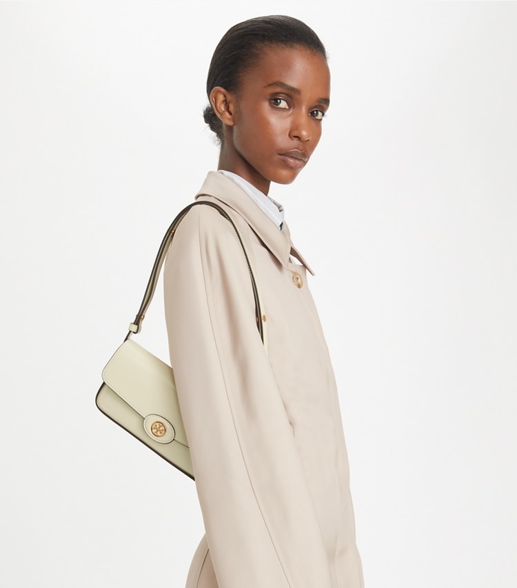 Tory Burch designer ショルダーバッグ ロビンソン スパッツォラート レクタンギュラー ショルダーバッグ in SHEA BUTTER accessory on model