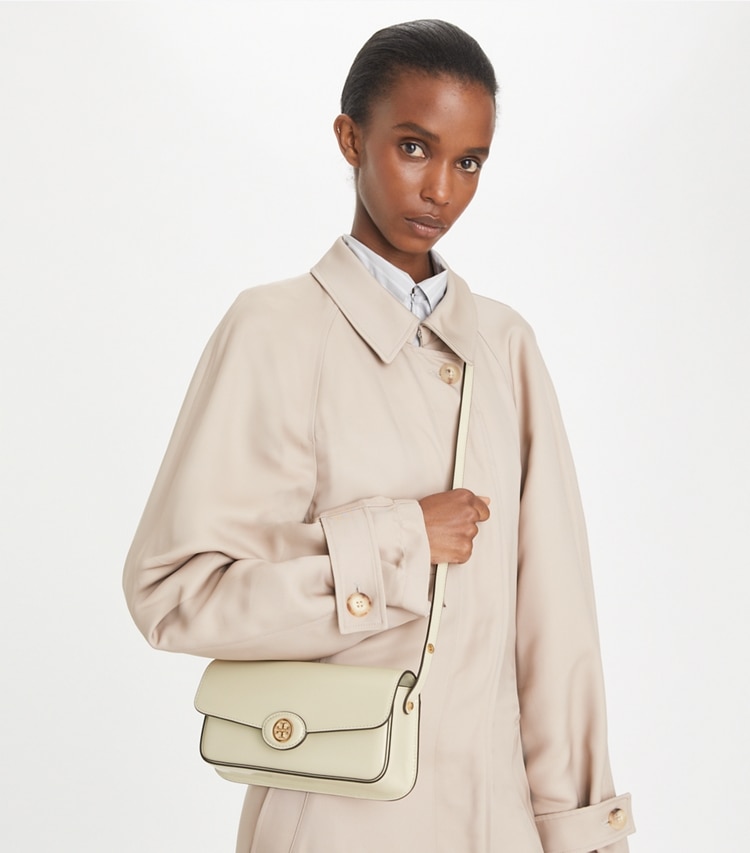 Tory Burch designer ショルダーバッグ ロビンソン スパッツォラート レクタンギュラー ショルダーバッグ in SHEA BUTTER additional on model