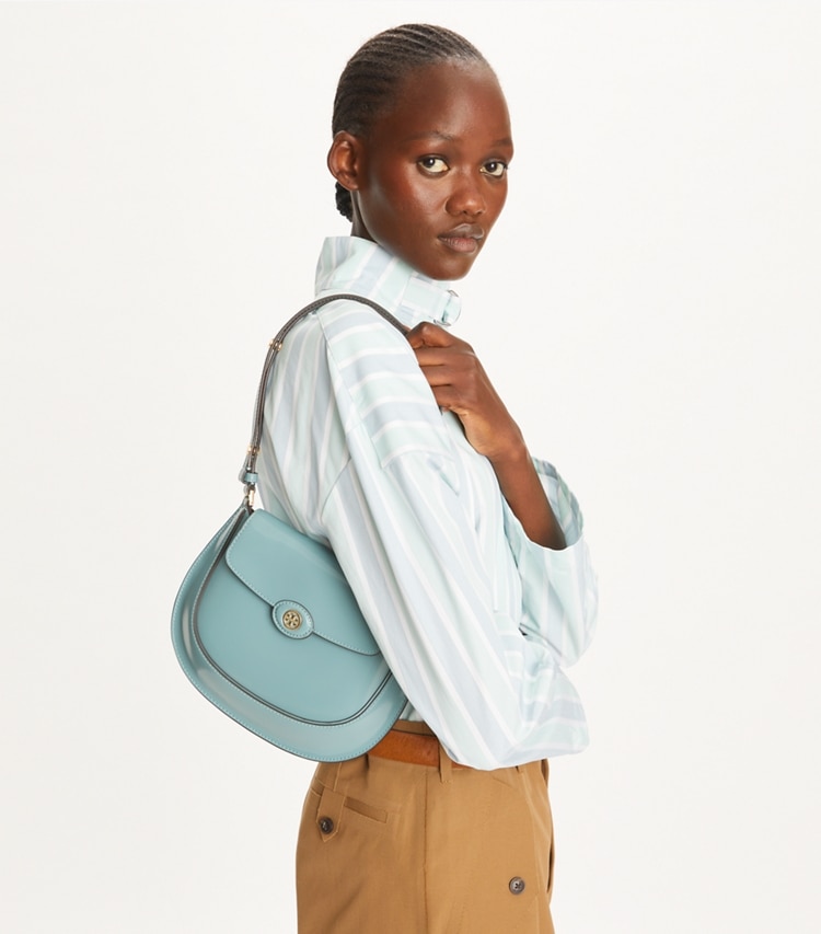 Tory Burch designer ショルダーバッグ ロビンソン スパッツォラート スモールフラップバッグ in Deep Turquoise accessory on model
