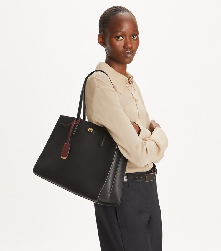 Tory Burch designer henkeltaschen Robinson Tasche in Black accessory on model