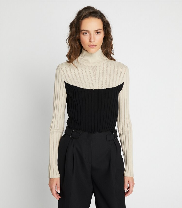 Tory Sport designer strickware Rollkragenpullover in Colorblock-Optik in Sesame / Black on model detail