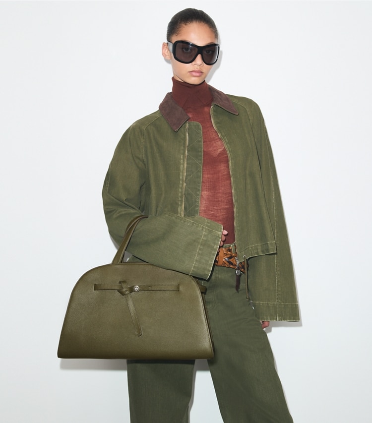 Tory Burch designer サッチェルバッグ ロミー バウレット in Dark Olive accessory on model