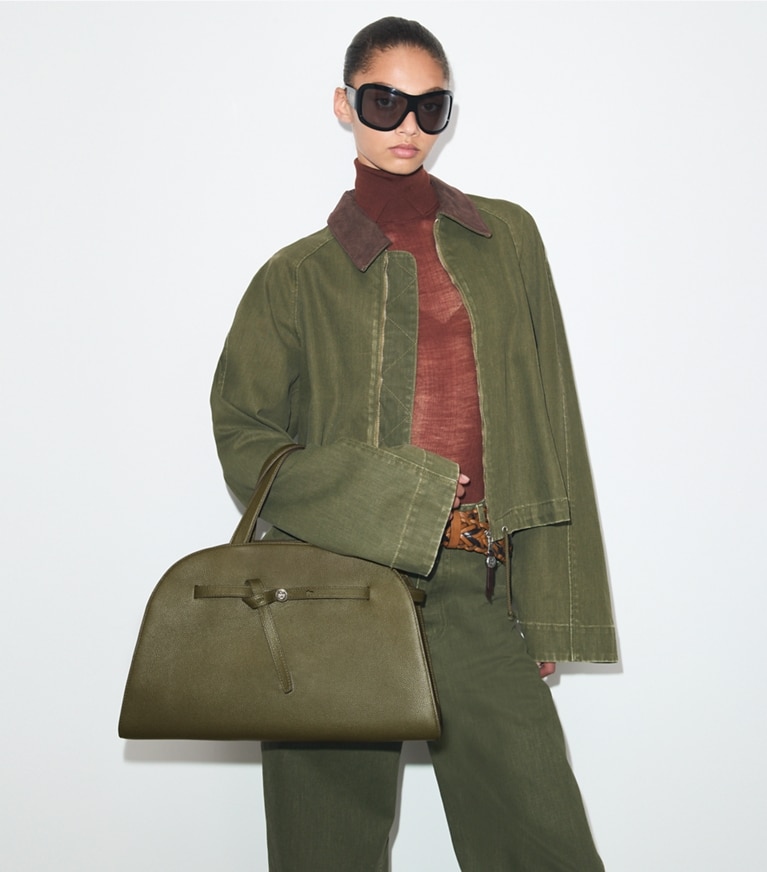 Tory Burch designer サッチェルバッグ ロミー バウレット in Dark Olive accessory on model