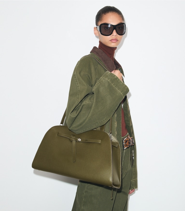 Tory Burch designer サッチェルバッグ ロミー バウレット in Dark Olive additional on model