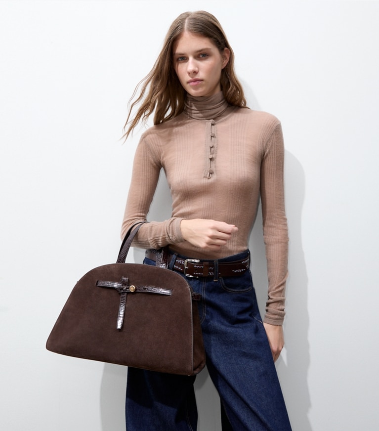 Tory Burch designer henkeltaschen Romy Bauletto aus Wildleder in DARK COCOA accessory on model