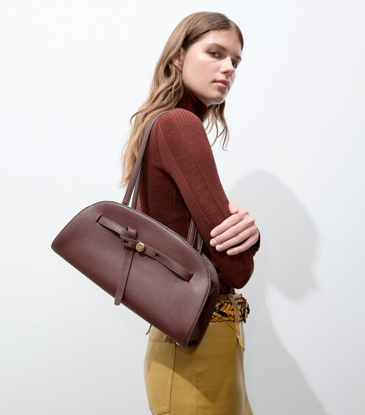 Tory Burch designer schultertaschen Romy Bauletto im Querformat in Dark Carmine accessory on model