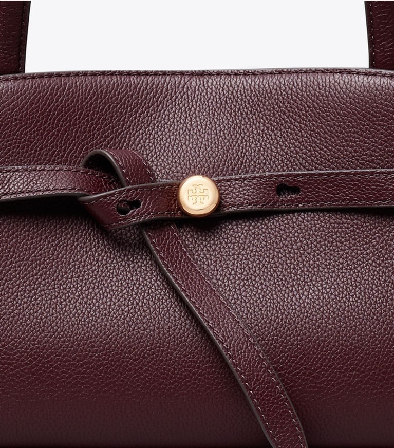Tory Burch designer schultertaschen Romy Bauletto im Querformat in Dark Carmine detail