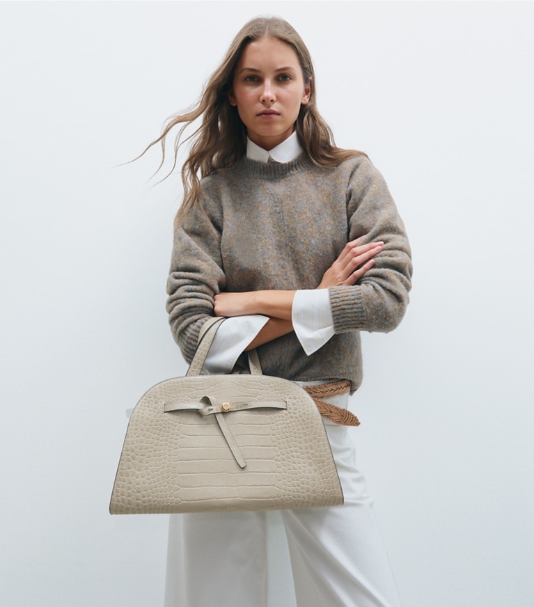 Tory Burch designer henkeltaschen Romy Bauletto mit Krokoprägung in Light Hickory accessory on model