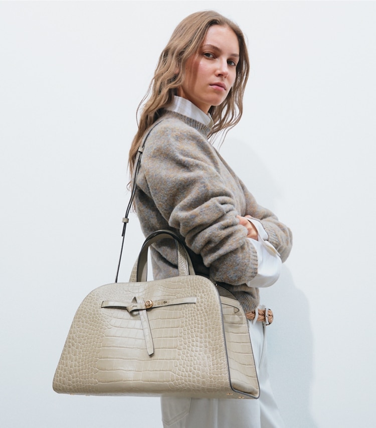 Tory Burch designer henkeltaschen Romy Bauletto mit Krokoprägung in Light Hickory additional on model