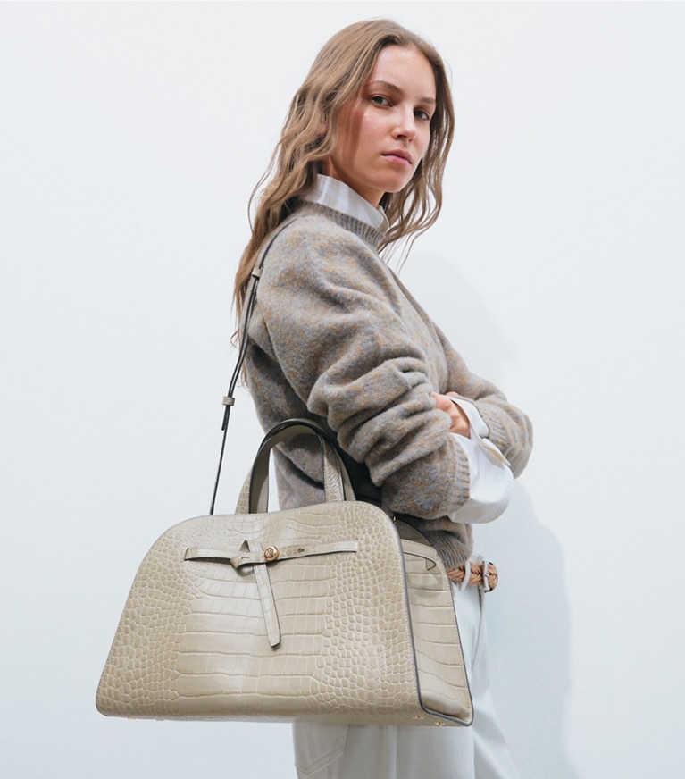 Tory Burch designer henkeltaschen Romy Bauletto mit Krokoprägung in Light Hickory additional on model