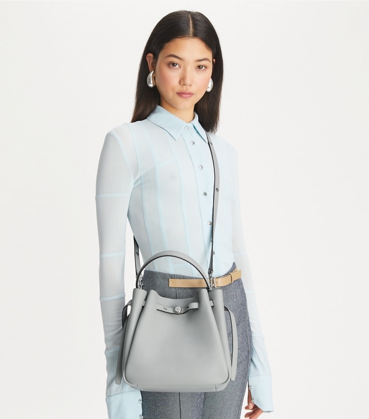 Tory Burch designer クロスボディバッグ ロミー バケットバッグ in Light Granite accessory on model