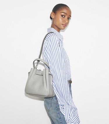Tory Burch designer クロスボディバッグ ロミー バケットバッグ in Light Granite accessory on model