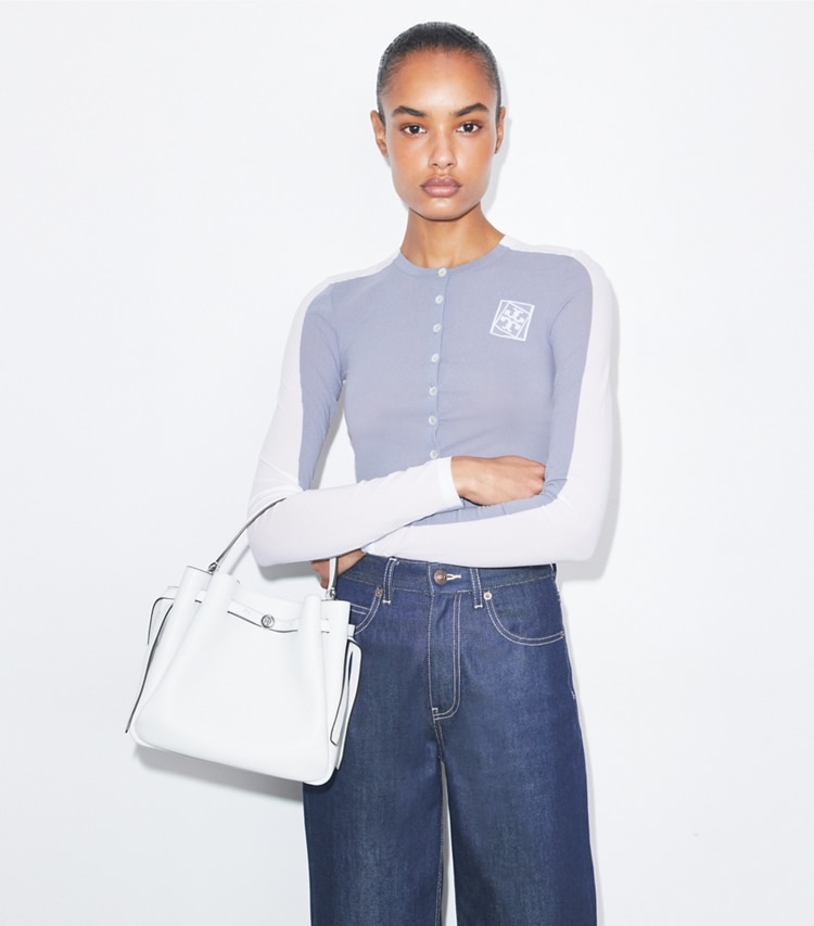 Tory Burch designer クロスボディバッグ ロミー バケットバッグ in Butterfly Blue accessory on model