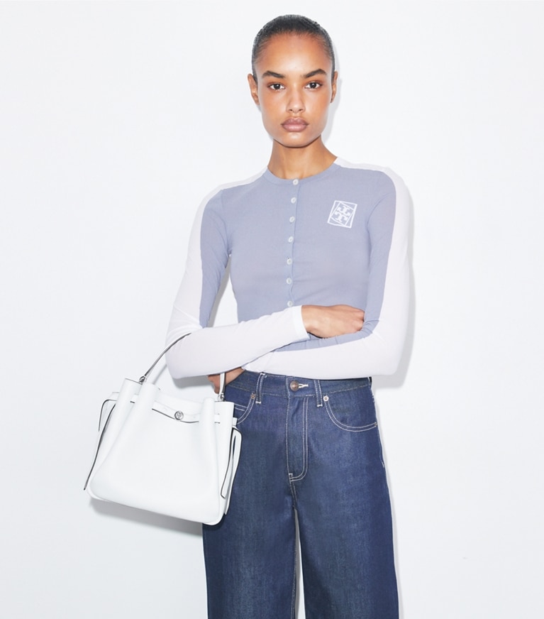 Tory Burch designer クロスボディバッグ ロミー バケットバッグ in Butterfly Blue accessory on model