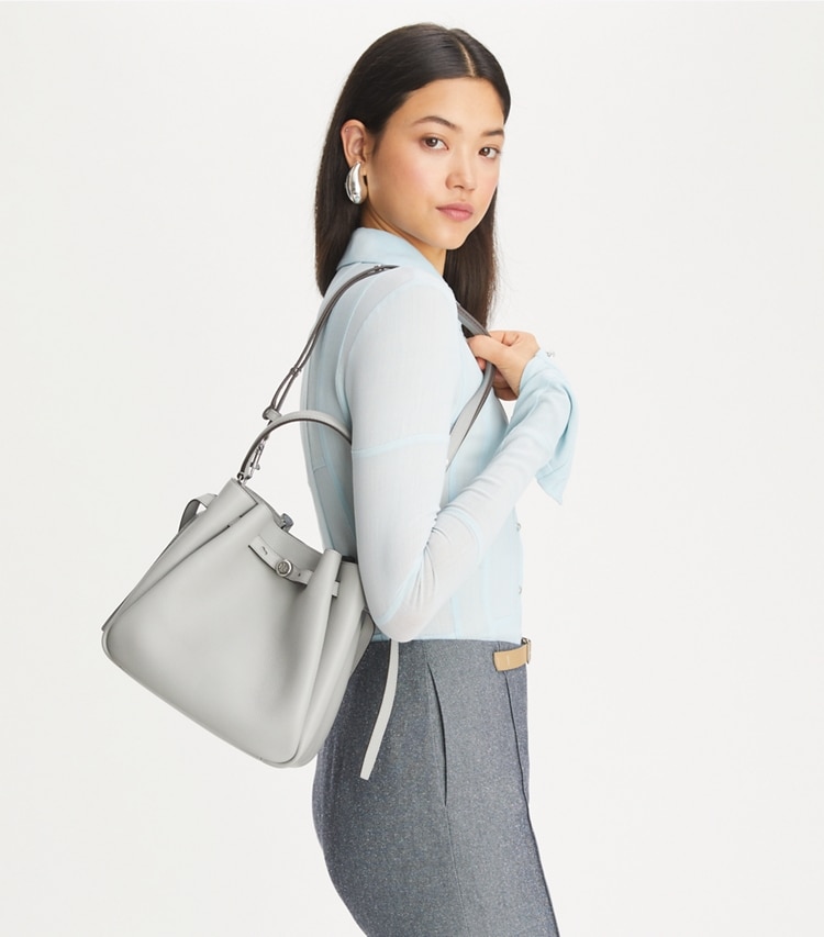 Tory Burch designer クロスボディバッグ ロミー バケットバッグ in Light Granite additional on model