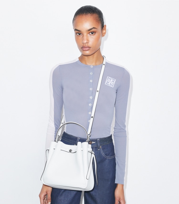 Tory Burch designer クロスボディバッグ ロミー バケットバッグ in Butterfly Blue additional on model