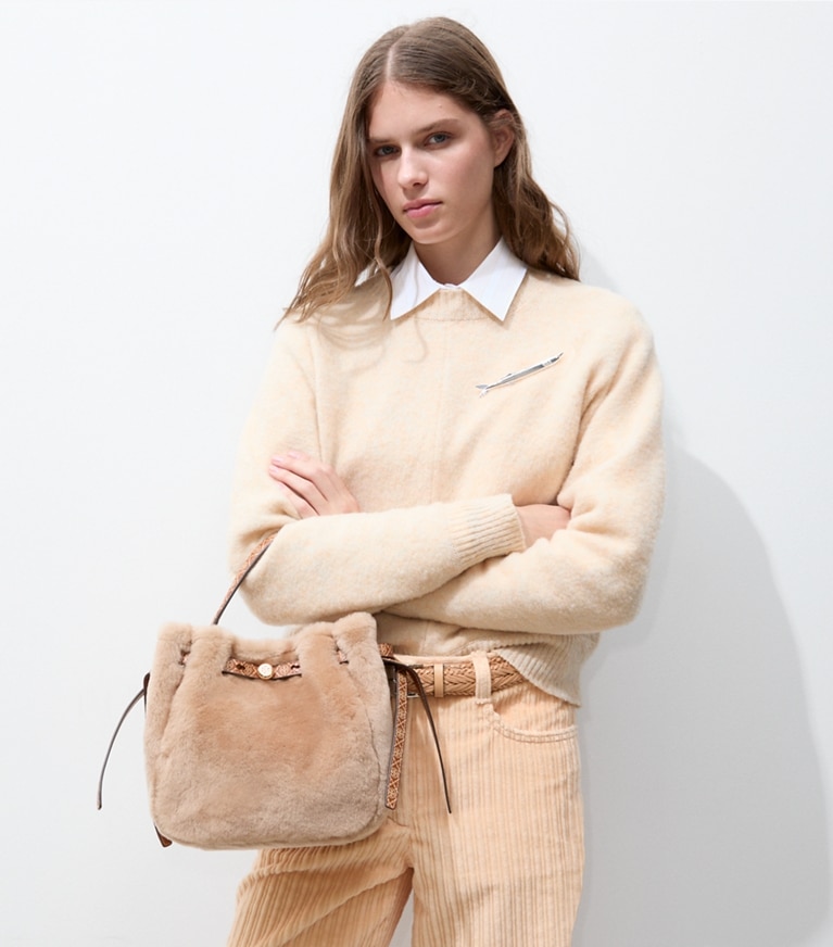 Tory Burch designer crossbody bags Romy Bucket Bag aus Lammfell in Teddy accessory on model