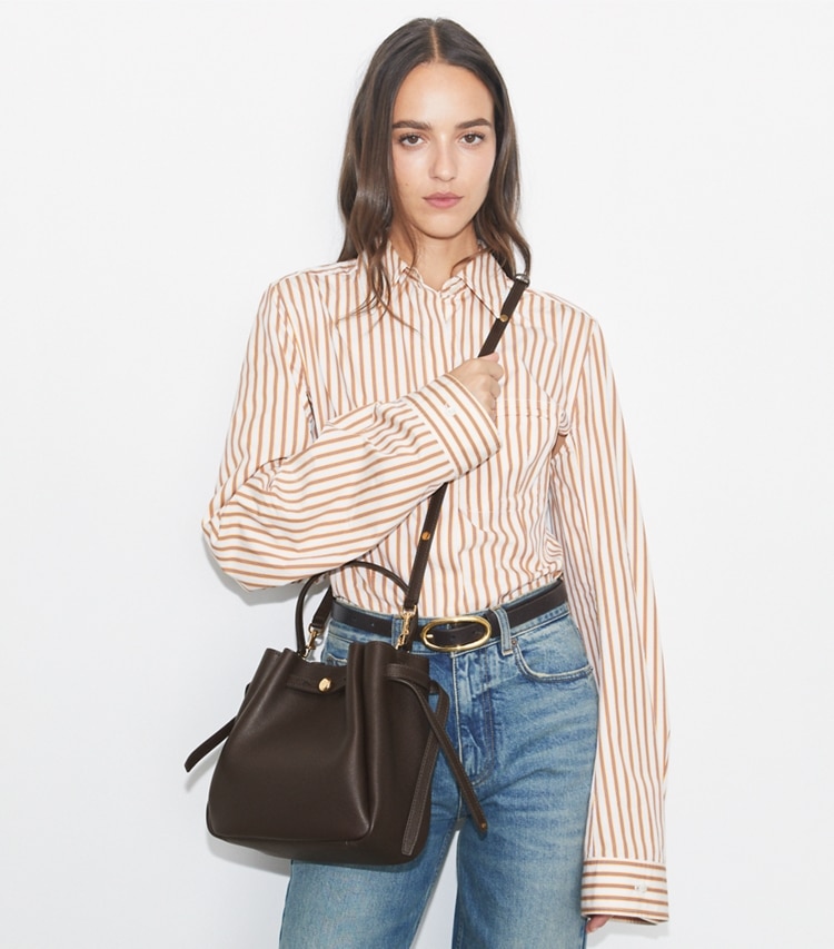 Tory Burch designer crossbody bags Romy Bucket Bag aus Wildleder in Dark Cocoa accessory on model