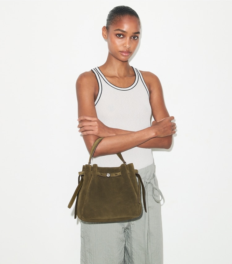 Tory Burch designer crossbody bags Romy Bucket Bag aus Wildleder in Dark Olive accessory on model